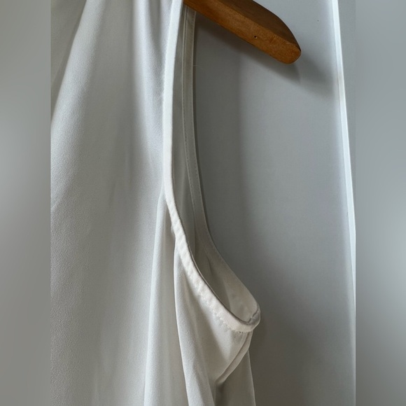 VINCE CAMUTO Women's Sleeveless V-neck Blouse size Small - Picture 8 of 9